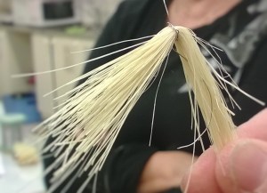 Rautalangalla harjasten sitominen