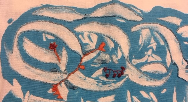 Keskeneräistä kirjontaa ja kankaanpainantaa